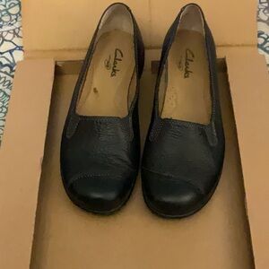 Clarks preowned dark navy leather slip ons